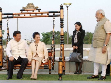 હિંચકે ઝૂલ્યા ચીની દંપતિ