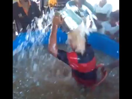 Video: આને કહેવાય રેકોર્ડ બ્રેક આઇસ બકેટ ચેલેંજ!