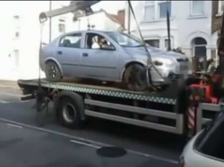 કારમાં બેસી ગયો ડ્રાઇવર