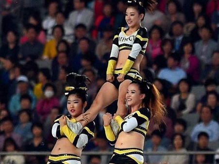 કલાકારો દ્વારા પરફોર્મ કલાકારો દ્વારા પરફોર્મ