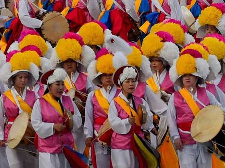 કલાકારો દ્વારા પરફોર્મ કલાકારો દ્વારા પરફોર્મ