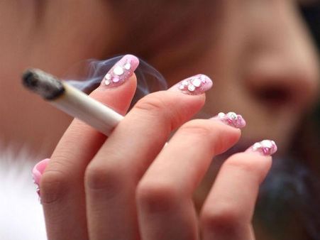 પાન ગલ્લા પર સિગરેટ પીવી