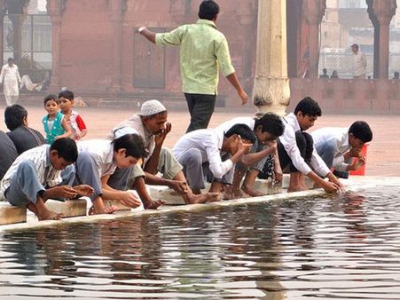 વજૂ કરતા નમાજી