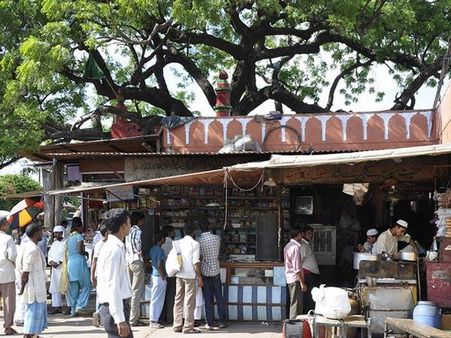 મસ્જિદ પ્રાંગણમાં દુકાનો 