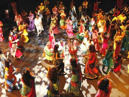 જામનગરમાં માત્ર હિન્દુ-મુસ્લિમ પુરુષો જ ગરબા રમે છે જામનગરમાં માત્ર હિન્દુ-મુસ્લિમ પુરુષો જ ગરબા રમે છે