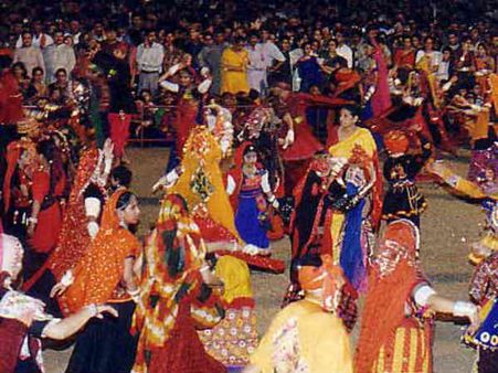 ગોધરામાં દૂર દૂરથી મુસ્લિમો ગરબા રમવા આવે છે ગોધરામાં દૂર દૂરથી મુસ્લિમો ગરબા રમવા આવે છે