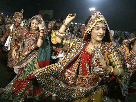 જન્માષ્ટમીએ અમદાવાદના સરખેજ રોજામાં ગરબા રમાય છે જન્માષ્ટમીએ અમદાવાદના સરખેજ રોજામાં ગરબા રમાય છે