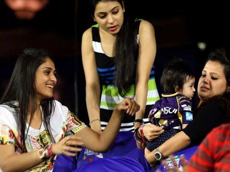 નતાશા અને સાક્ષી સાથે પૂર્ણા પટેલ