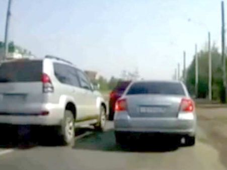 સેડાને એક એસયુવીને કટ ઓફ કરી