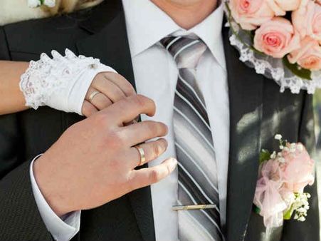 વરરાજાના મિત્રો કાપી નાંખે છે તેના મોજા