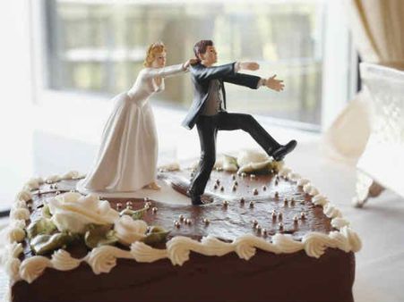 કેક કાપવામાં થાય નહી ભૂલ