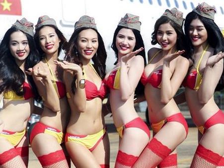 એર હોસ્ટેસ બિકિનીમાં..!