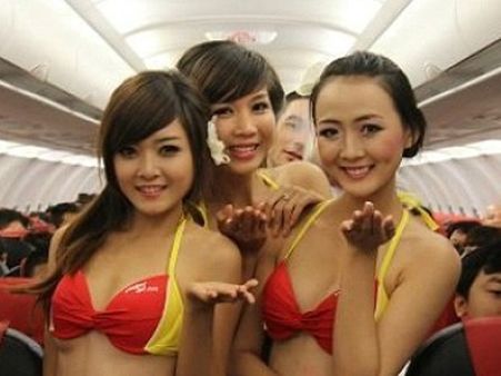 એર હોસ્ટેસ બિકિનીમાં