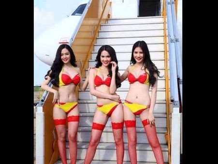 એર હોસ્ટેસ બિકિનીમાં
