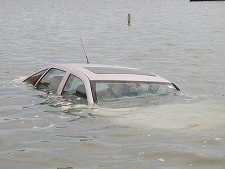 કારમાં પાણી સમાંતર થાય ત્યારે નિકળો