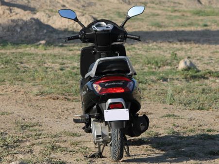 મહિન્દ્રા ગસ્ટોનો રીયર વ્યૂ