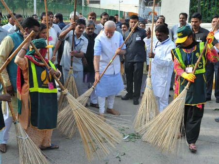 સફાઇ કર્મીઓ સાથે મુલાકાત કરી