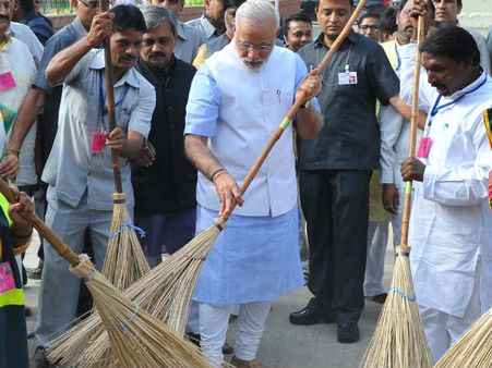 ઝાડુ લગાવતાં વડાપ્રધાન