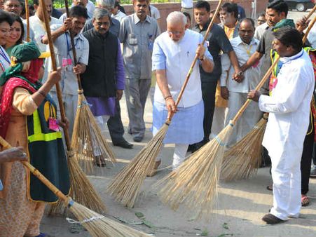 એક મિનિટ સુધી ઝાડુ લગાવ્યું