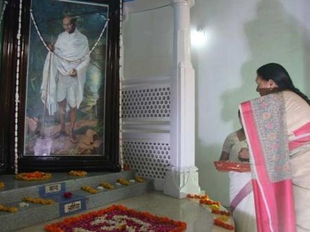 બાપુને નમન બાપુને નમન