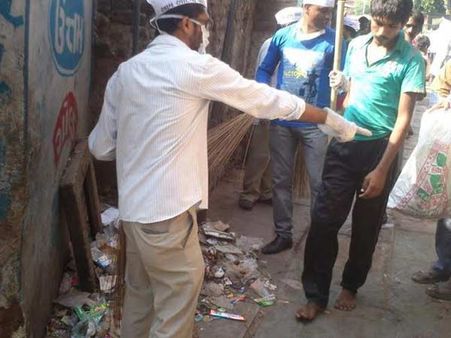 આમઆદમી પાર્ટીના કાર્યકર્તાઓ દ્વારા કરાઇ સફાઇ આમઆદમી પાર્ટીના કાર્યકર્તાઓ દ્વારા કરાઇ સફાઇ