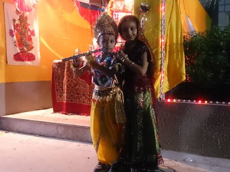 બાળકો રાધા-કૃષ્ણ બનીને ગરબાના તાલે ઝૂમ્યા