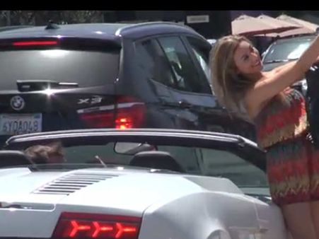 કાર પ્રત્યે આકર્ષાઇ રહેલી યુવતીઓ