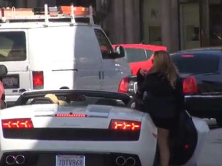 કાર પ્રત્યે આકર્ષાઇ રહેલી યુવતીઓ