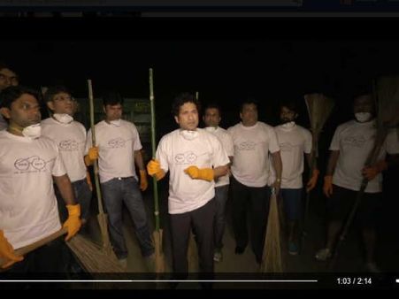 Photos: બેટ પકડનાર સચિને આખરે ઊઠાવ્યું ઝાડું!