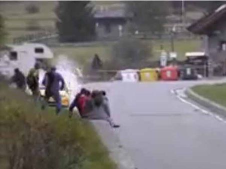 પળવારમાં લોકો તરફ ધસી આવી કાર