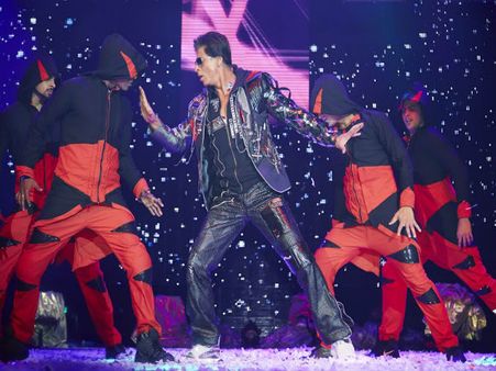 સ્ટેજ પર શાહરુખ સ્ટેજ પર શાહરુખ