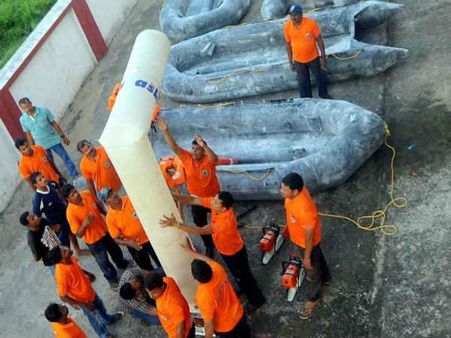 હૂડહૂડ વાવાઝોડું: 36 કલાકમાં વાવાઝોડું મચાવી શકે છે મોતનું 'તાંડવ'