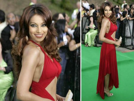 કટઆઉટ આઉટફિટમાંથી હસીનાઓનું છલકાતું હુશ્ન