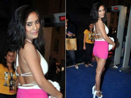 કટઆઉટ આઉટફિટમાંથી હસીનાઓનું છલકાતું હુશ્ન