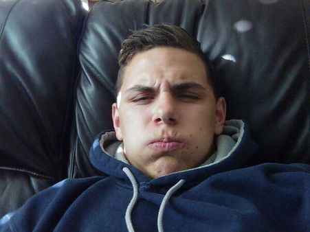 કર્મચારીઓમાં નવો ટ્રેન્ડ, ઓફિસમાંથી રજા લેવા પોસ્ટ કરે છે #SickSelfies