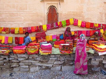 માર્ગ પર લાગેલી દુકાનો