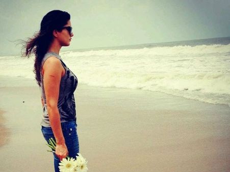 દરિયા કિનારે સન્ની દરિયા કિનારે સન્ની