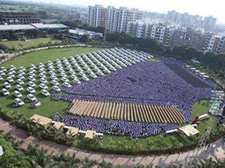 કાર અને ફ્લેટની ભેટ કાર અને ફ્લેટની ભેટ