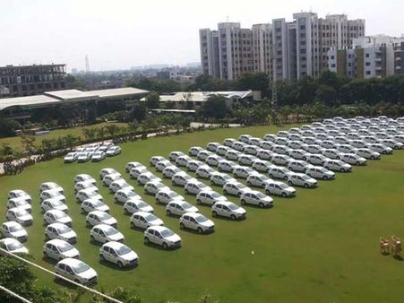 કાર અને ફ્લેટની ભેટ કાર અને ફ્લેટની ભેટ