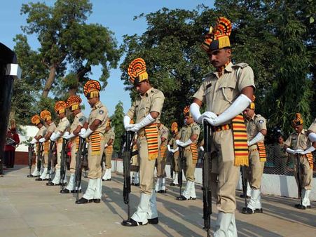 શહીદોને અર્પિત કરાઇ શ્રધ્‍ધાંજલિ