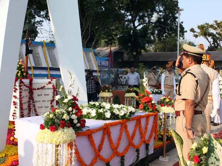 શહીદોને અર્પિત કરાઇ શ્રધ્‍ધાંજલિ
