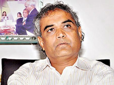 જાણો : સુરતના હીરા વેપારીએ સ્ટાફને ફ્લેટ્સ શા માટે ભેટમાં આપ્યા?