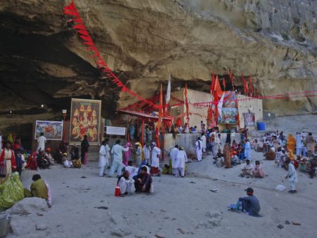 હિન્દૂ અને મુસ્લિમ બંને મળે છે