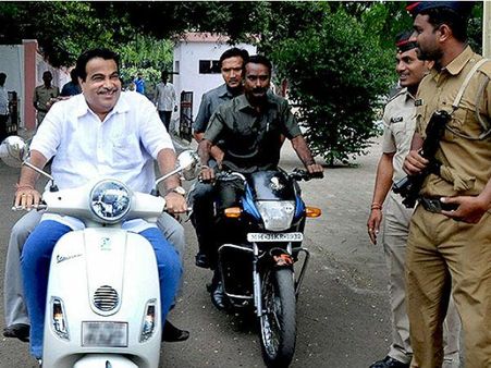 પરિવહન મંત્રી ગડકરીએ સ્કૂટર ચલાવતા તોડ્યો ટ્રાફીક નિયમ, જુઓ વીડિયો