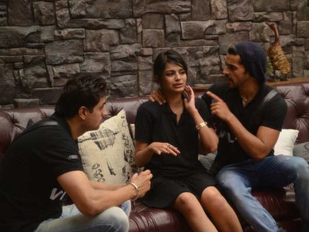 અલીએ સોનાલીને સ્પર્શ કર્યો અલીએ સોનાલીને સ્પર્શ કર્યો