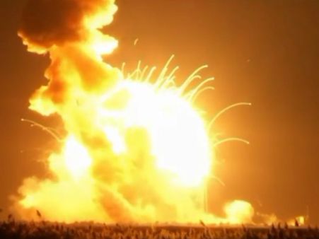 Video: નાસા સેંટર પર અમેરિકન રોકેટમાં ધમાકો