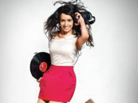 Video : શ્રદ્ધા બની Item Girl, જુઓ ‘ડાન્સ બસંતી...’ના હૉટ ઠુમકાં