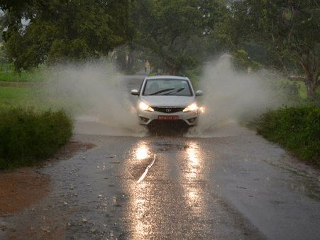 કારનું ડ્રાઇવિંગ