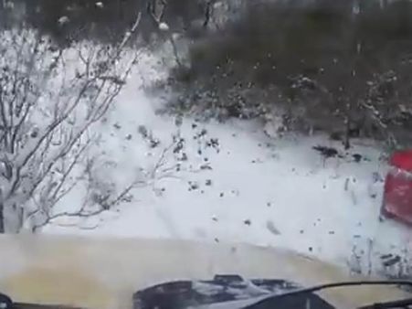 ચિકણી સપાટી પર બેકાબૂ બની કાર, જુઓ વીડિયો