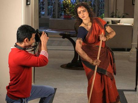 Super Nani Review : રેખાએ તો ‘નાની’ને પણ ‘મોટી’ બનાવી દીધી!